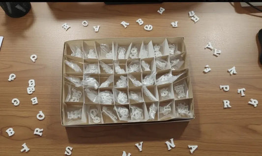 Caja de letras de 20mm con 950pz. para pizarrón ranurado