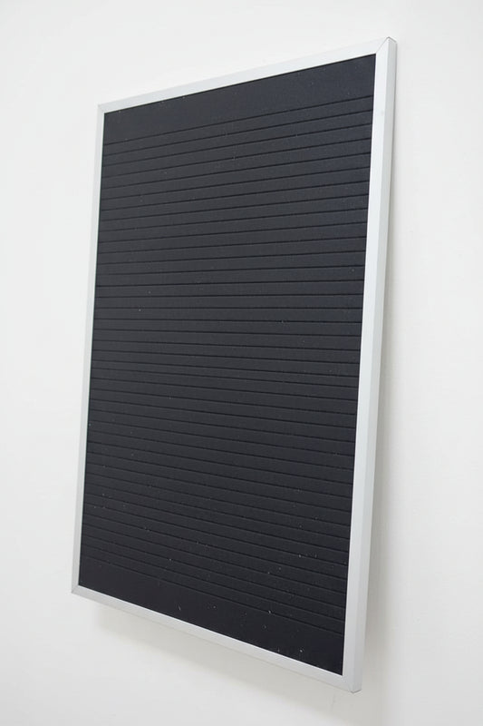 Pizarrón Negro Ranurado con letras blancas 40cmX60cm
